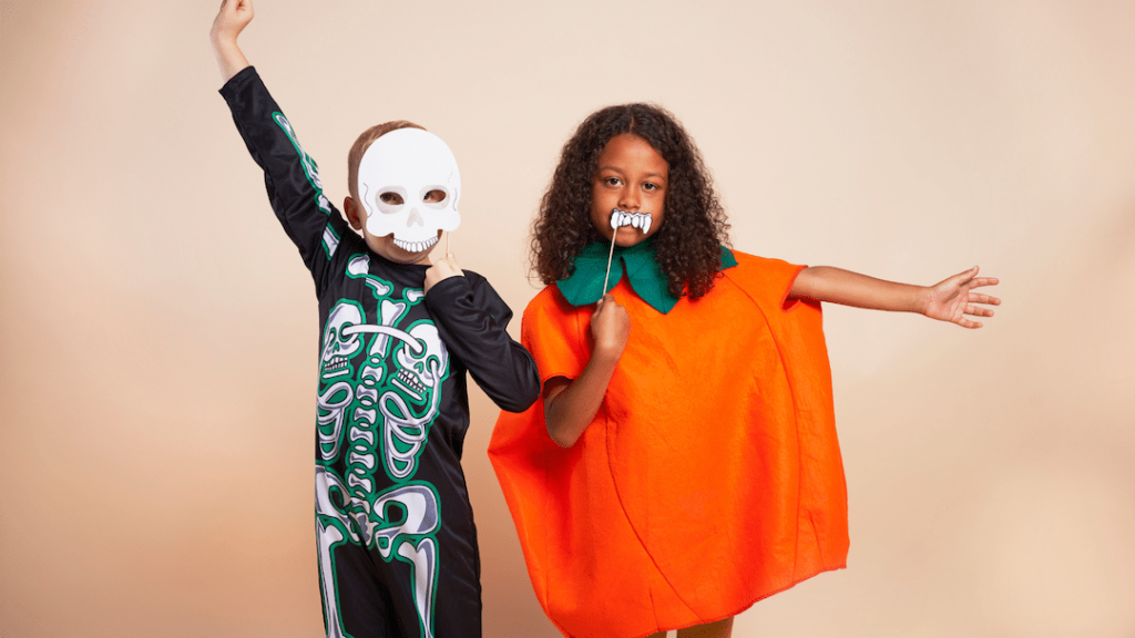 Vuoi un dolcetto o uno scherzetto? Rendi speciale il 31 ottobre per i più piccoli con una storia di halloween per bambini e un gioco interattivo in inglese.