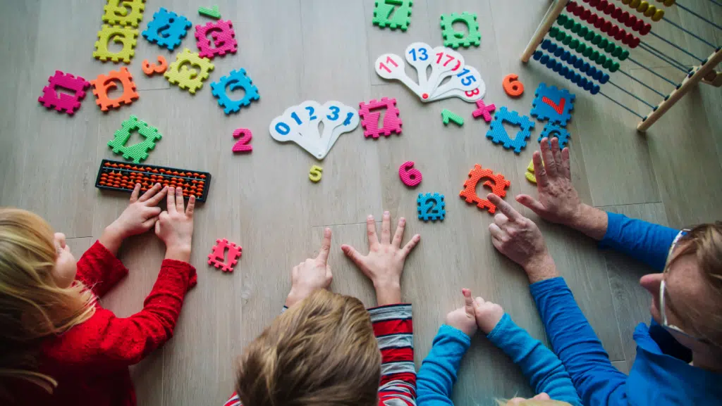 Due bambine preparano i biscotti insieme nella loro cucina