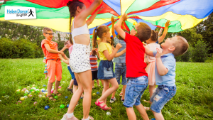 bambini che giocano all’aperto al centro estivo inglese Udine