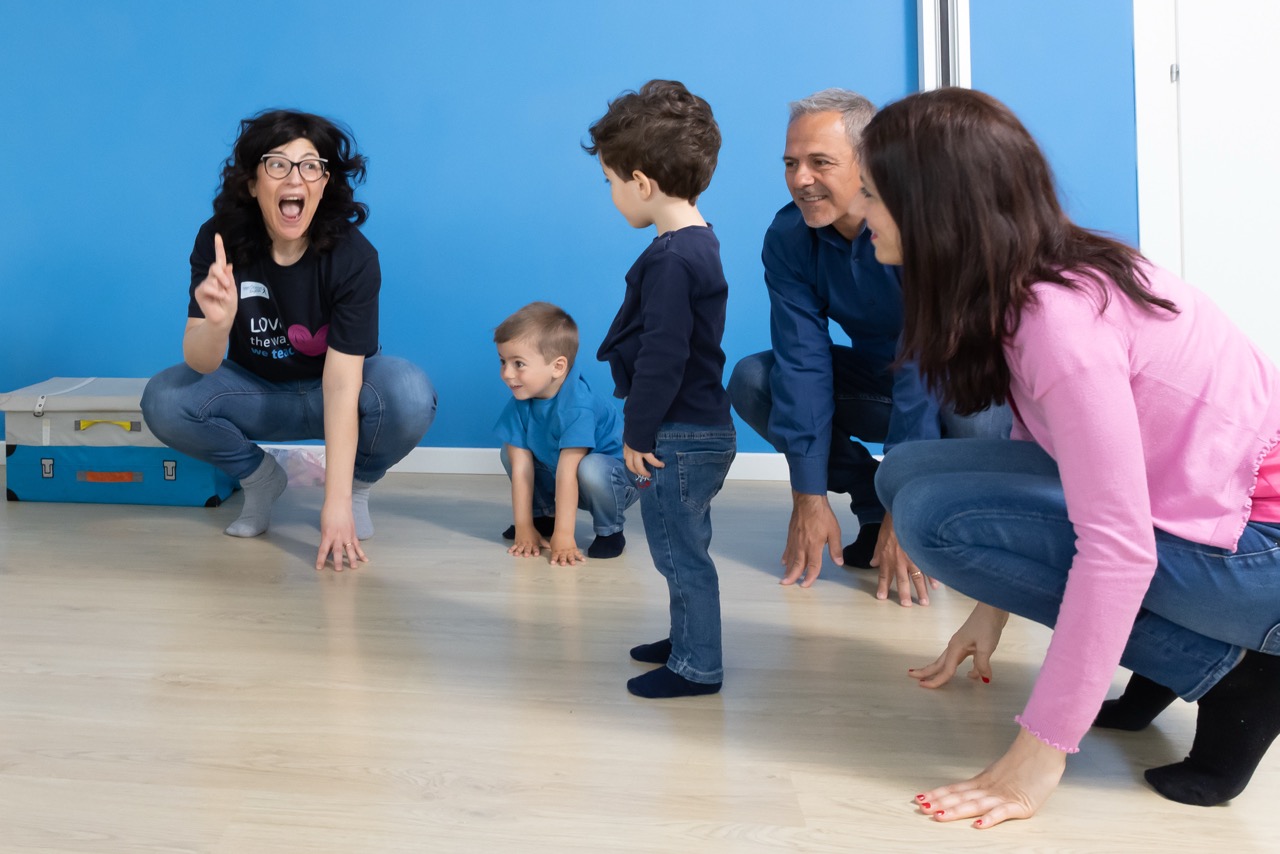 Bambini e adulti partecipano a un’attività in una classe Helen Doron